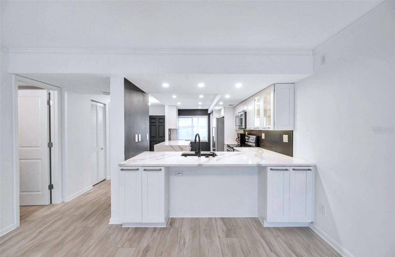 650 Island Way, Unit 106, Clearwater Beach, FL 33767 Photo