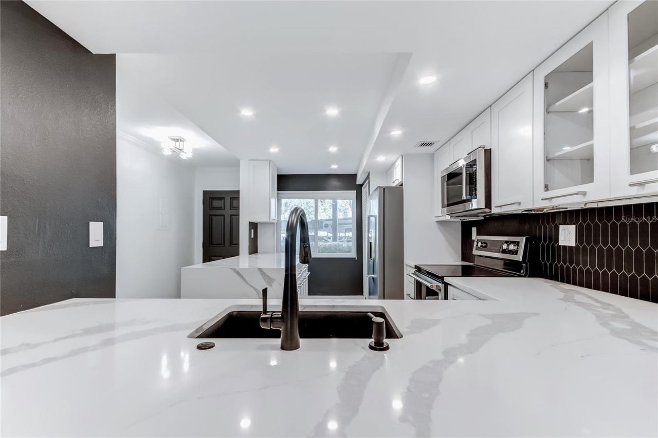 650 Island Way, Unit 106, Clearwater Beach, FL 33767 Photo