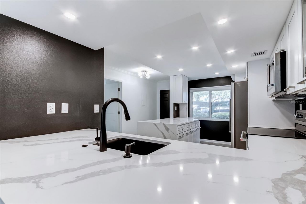 650 Island Way, Unit 106, Clearwater Beach, FL 33767 Photo