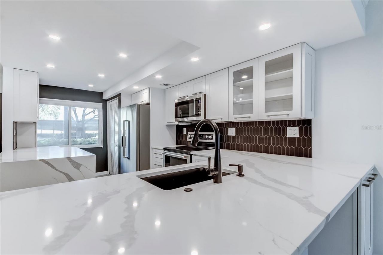 650 Island Way, Unit 106, Clearwater Beach, FL 33767 Photo