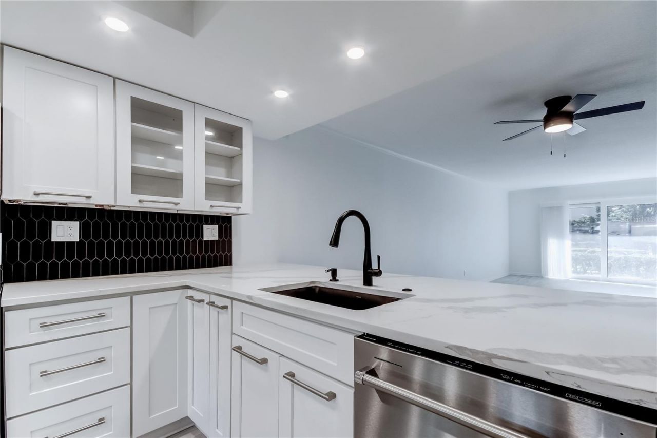 650 Island Way, Unit 106, Clearwater Beach, FL 33767 Photo
