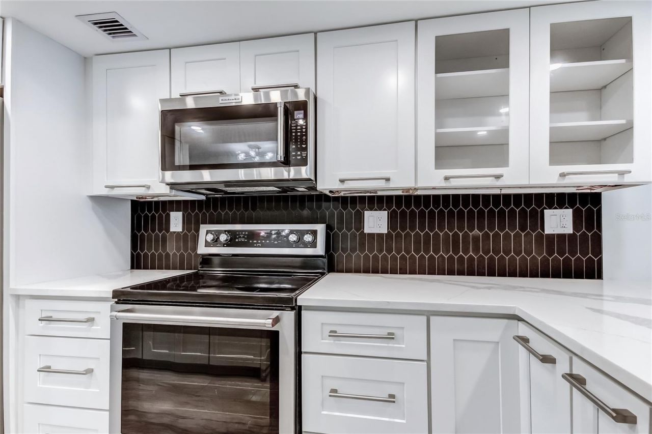 650 Island Way, Unit 106, Clearwater Beach, FL 33767 Photo
