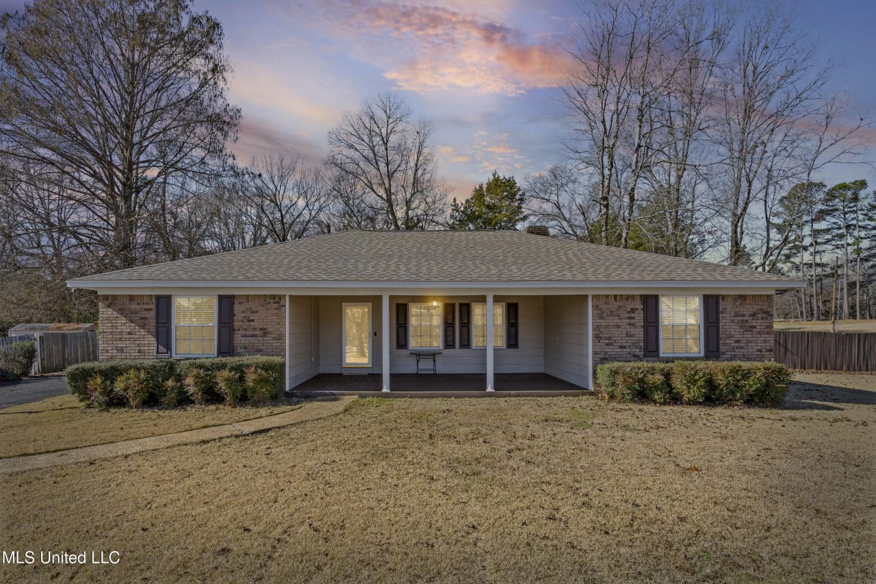 213 Dogwood Lane, Batesville, MS 38606 Main Photo