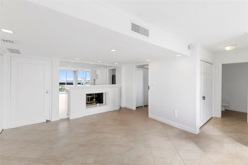 2400 Presidential Way, Unit 1502, West Palm Beach, FL 33401 Photo