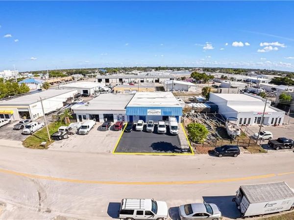 909 SE 13th PL, CAPE CORAL, FL 33990