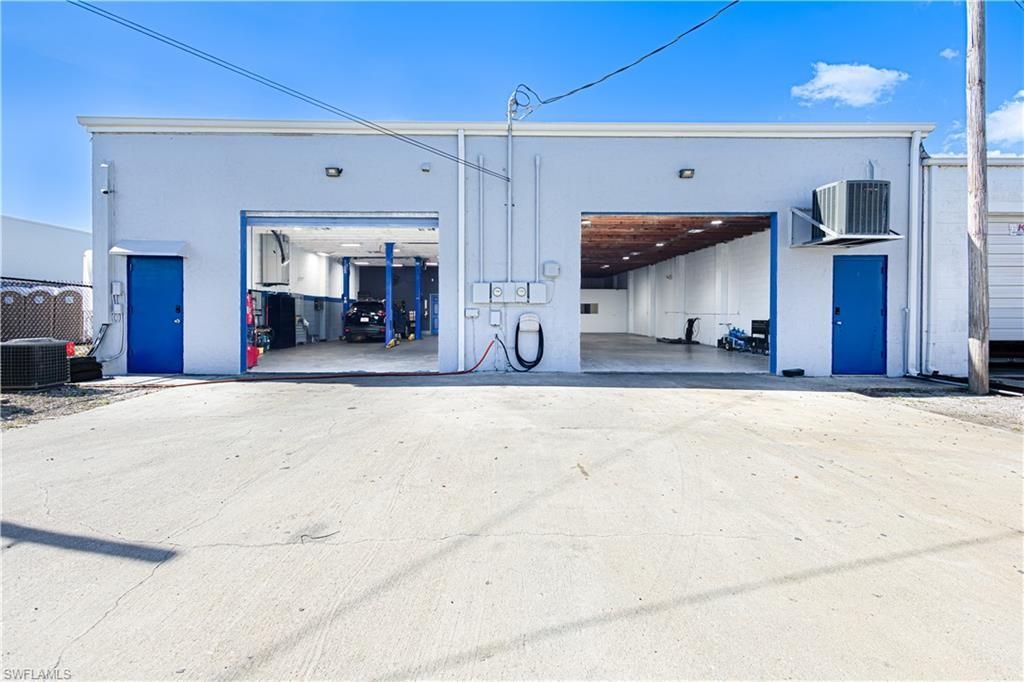 909 SE 13th Pl, Cape Coral, FL 33990 Photo