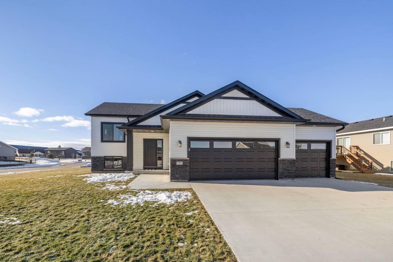 729 Tall Grass Lane, Wanamingo, MN 55983 Main Photo