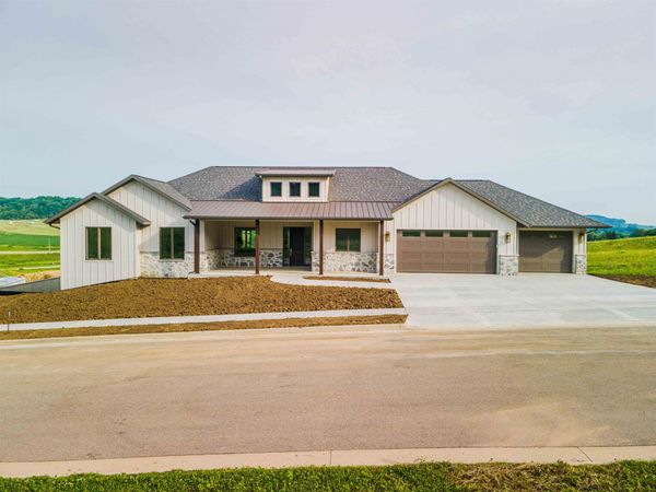 8644 Ebony Drive, Dubuque, IA 52003
