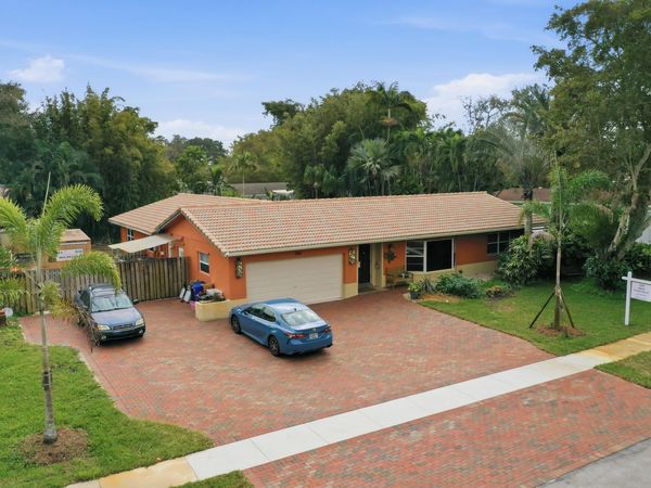 940 SW 69th Avenue, Plantation, FL 33317