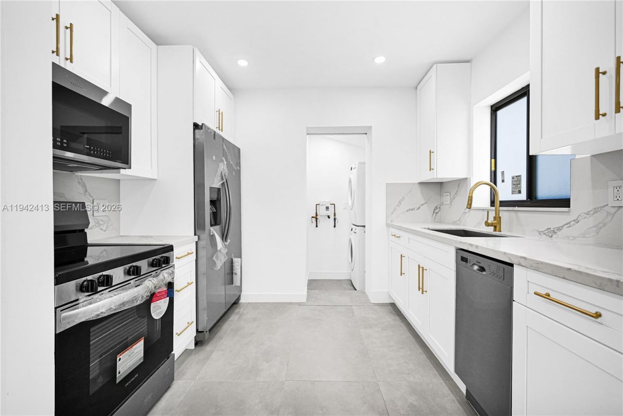 2261 SW 26th St, Miami, FL 33133 Photo