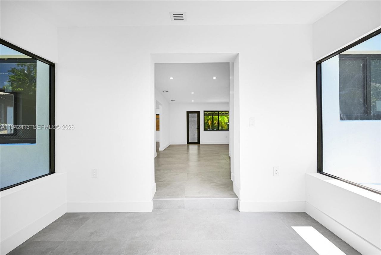 2261 SW 26th St, Miami, FL 33133 Photo