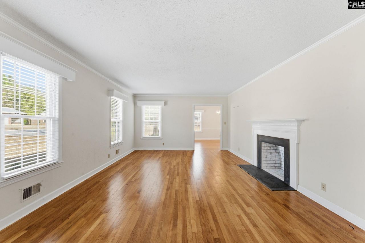 201 Hillcrest Drive Photo 7