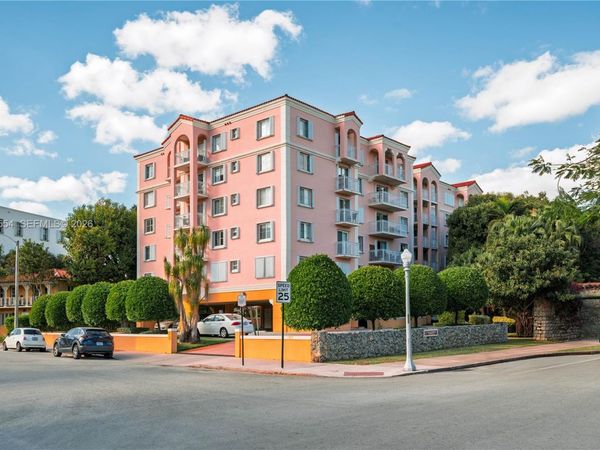 1 Alhambra Cir, Unit 203, Coral Gables, FL 33134