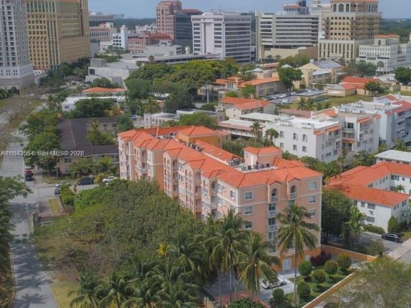 1 Alhambra Cir, Unit 203, Coral Gables, FL 33134