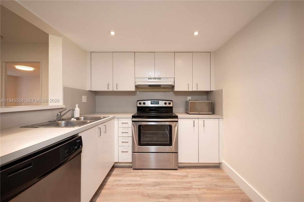 1 Alhambra Cir, Unit 203, Coral Gables, FL 33134 Photo