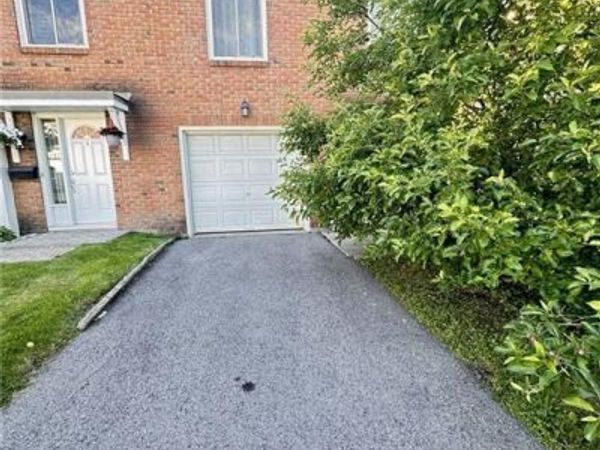 1833 AXMINSTER Court, Ottawa, ON K1C1Z5