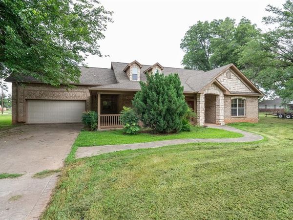 610 W Choctaw Street, Lindsay, OK 73052