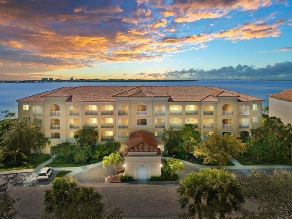 22 Harbour Isle Drive W, Unit Ph02, Hutchinson Island, FL 34949