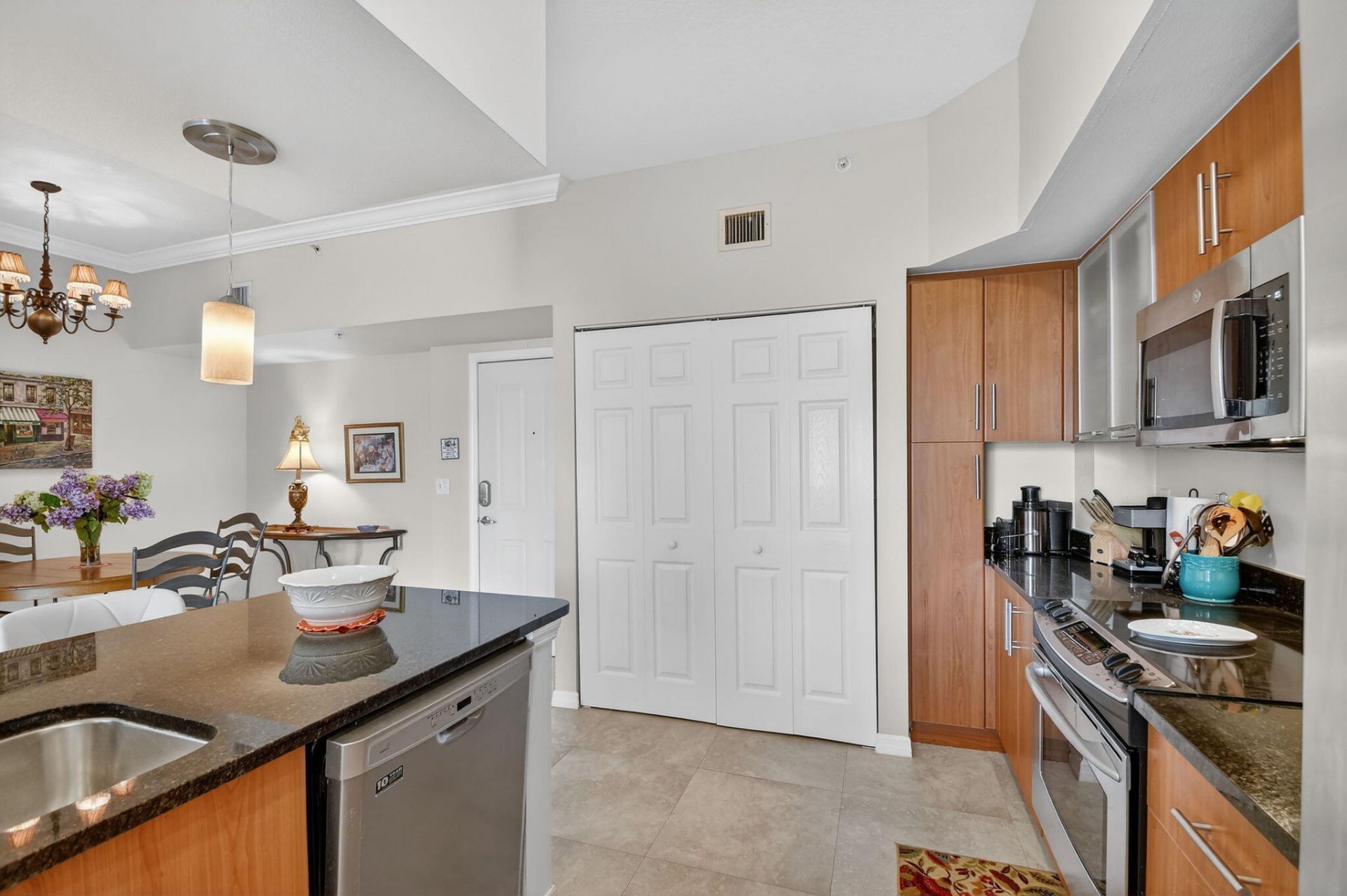 600 S Dixie Highway, Unit 827, West Palm Beach, FL 33401 Photo