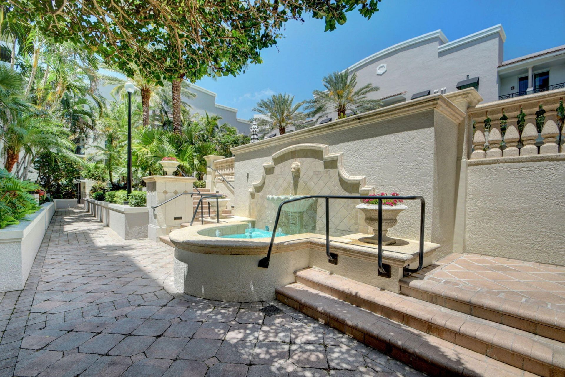 600 S Dixie Highway, Unit 827, West Palm Beach, FL 33401 Photo