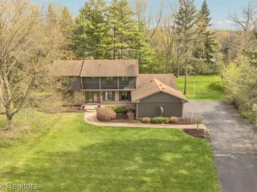 5240 CLARENDON CREST Street, Bloomfield Twp, MI 48302