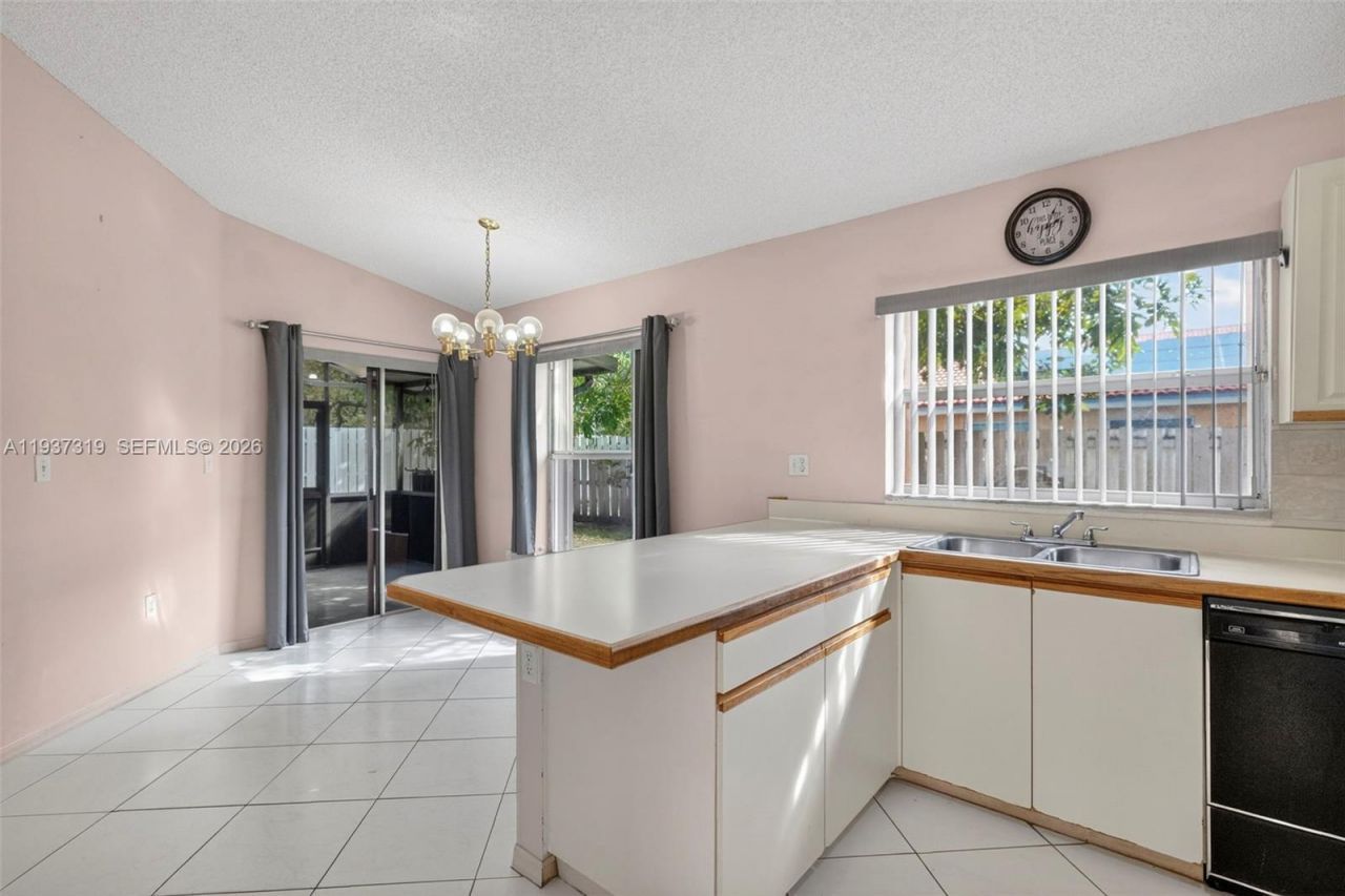 1306 NW 125th Ter, Sunrise, FL 33323 Photo