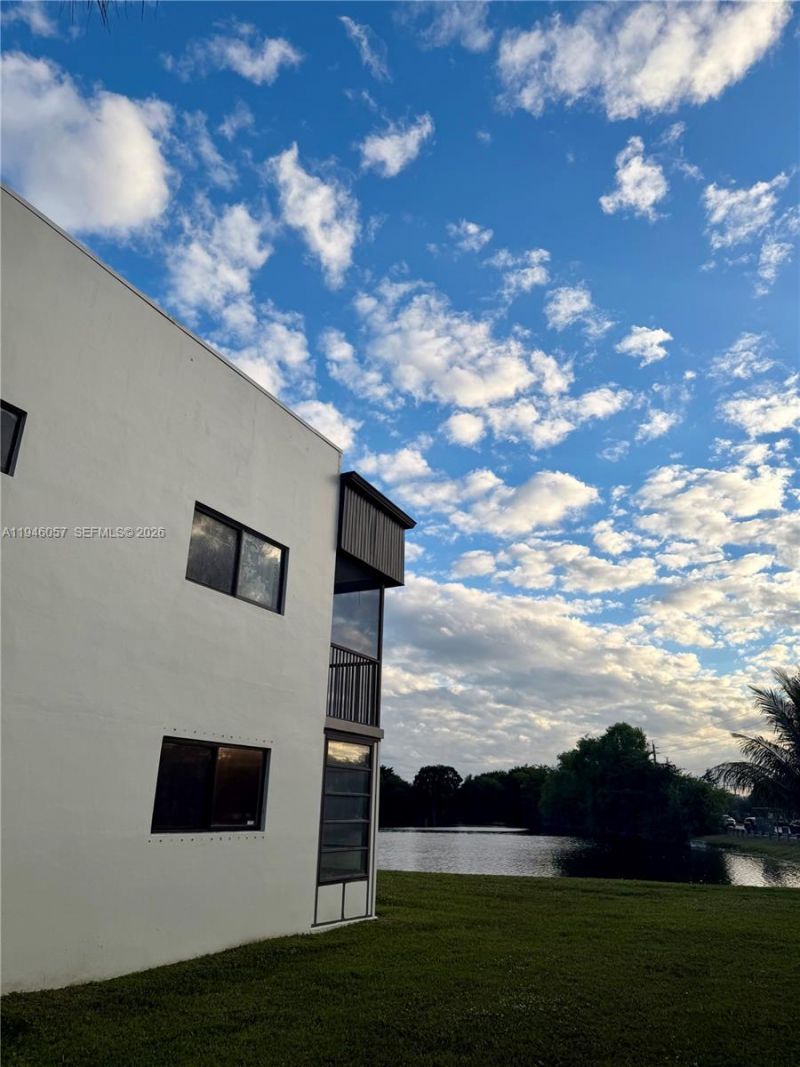9920 NW 68th Pl, Unit 110, Tamarac, FL 33321 Photo