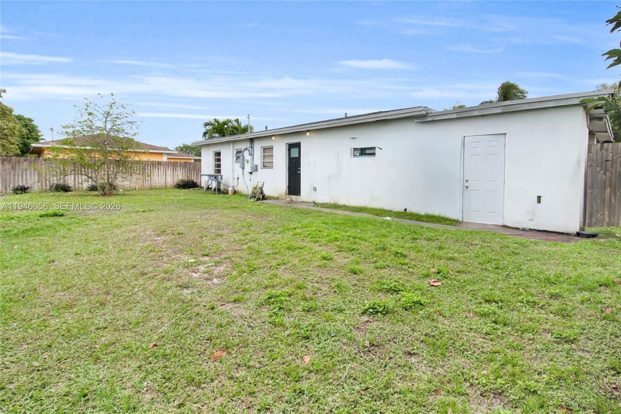 911 NW 142nd St, Miami, FL 33168 Photo