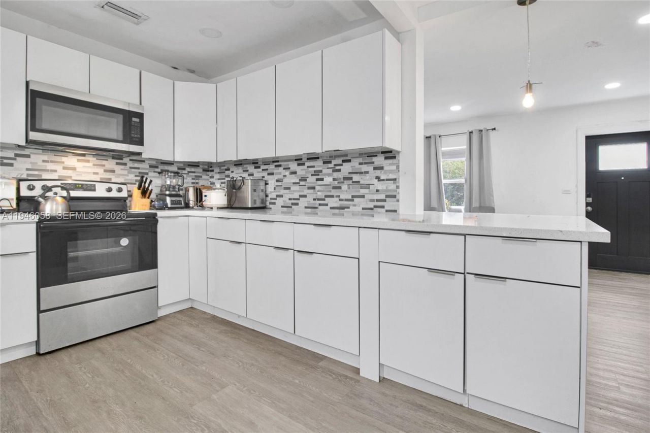 911 NW 142nd St, Miami, FL 33168 Photo