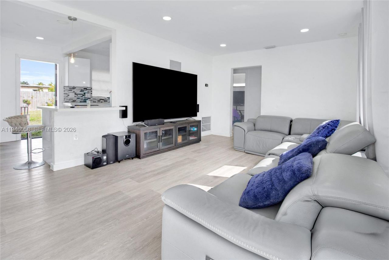 911 NW 142nd St, Miami, FL 33168 Photo