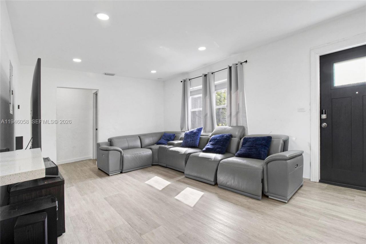 911 NW 142nd St, Miami, FL 33168 Photo