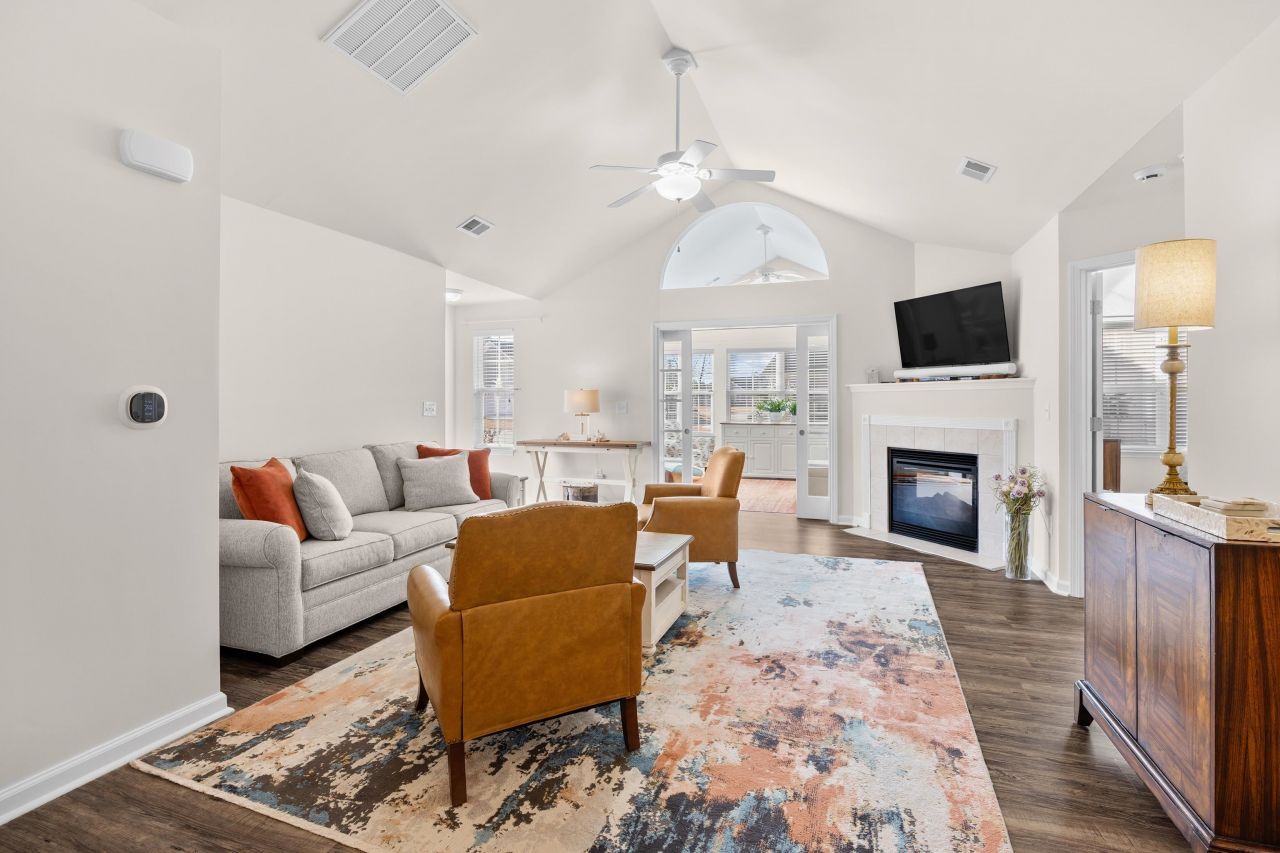 340 Arlington Circle Photo 13