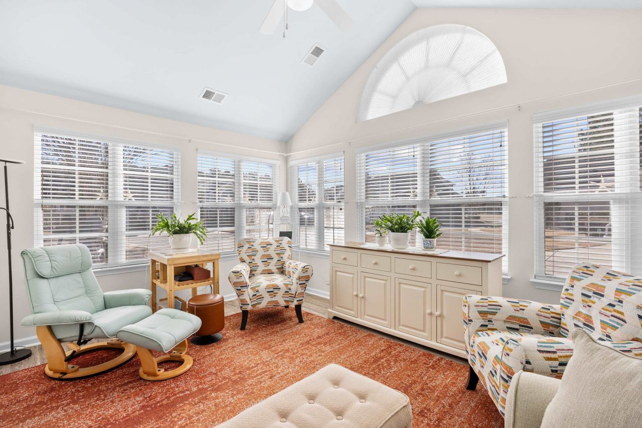 340 Arlington Circle Photo 8