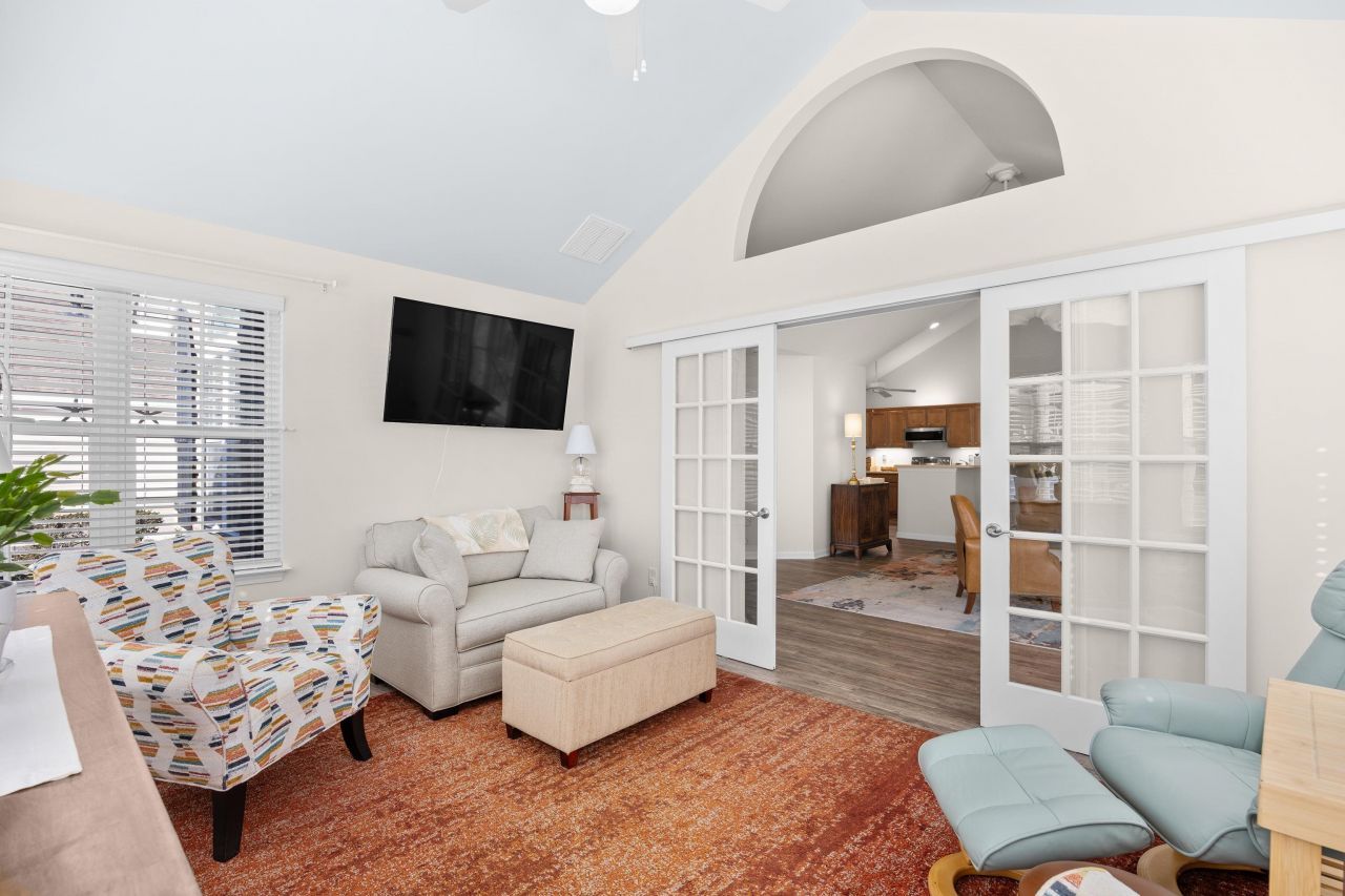 340 Arlington Circle Photo 9