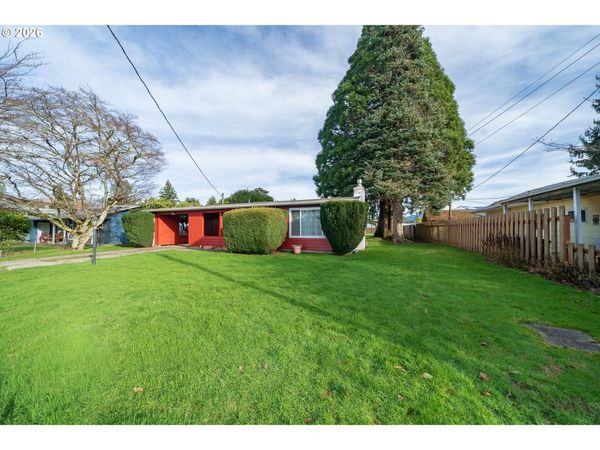 1090 SE 3RD AVE, Mill City, OR 97360