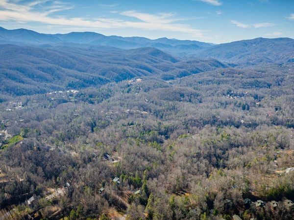 1748 Cardinal Drive, Gatlinburg, TN 37738