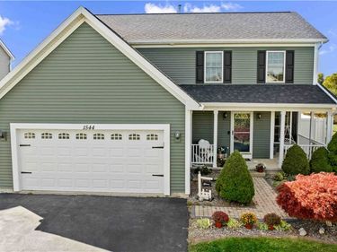 1544 Meadowbrook Lane, Farmington, NY 14425