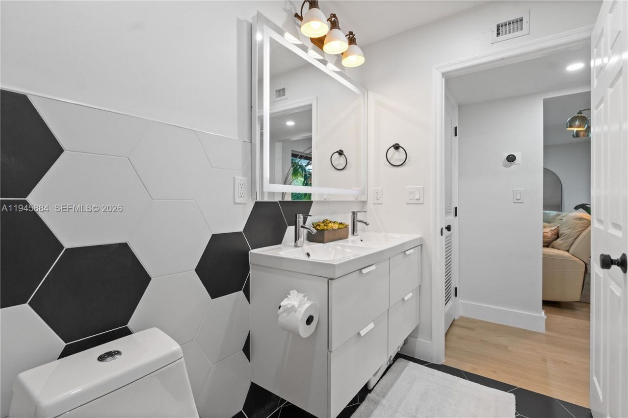 1106 NE 119th St, Biscayne Park, FL 33161 Photo