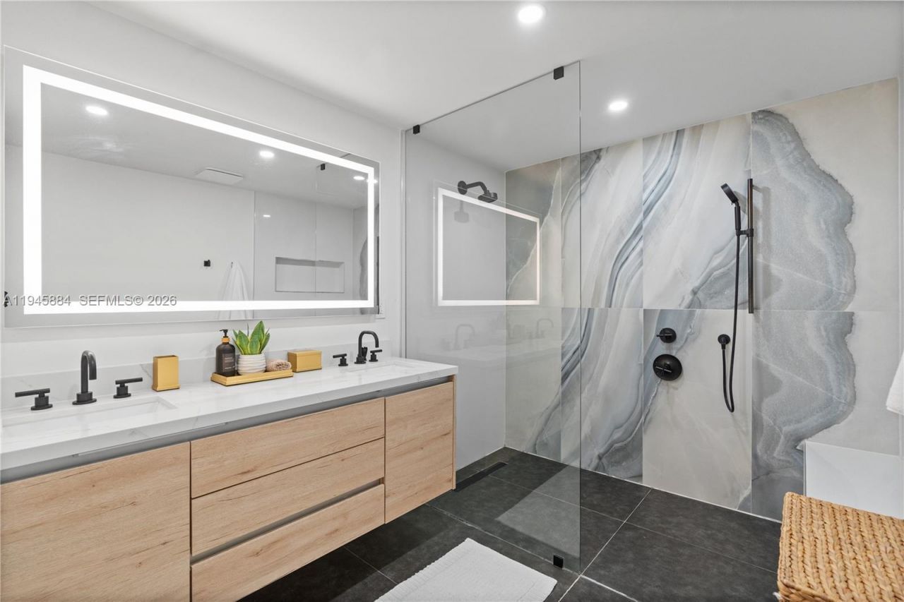 1106 NE 119th St, Biscayne Park, FL 33161 Photo