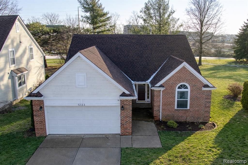 1223 Oaklawn Drive, Pontiac, MI 48341 Main Photo