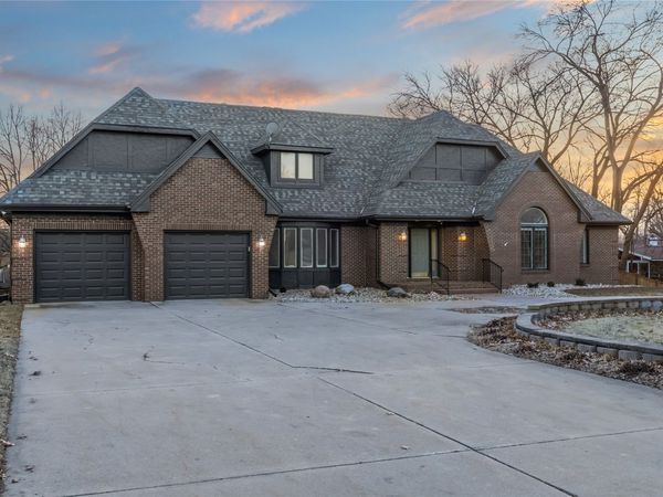 2714 Ashworth Road, West Des Moines, IA 50265