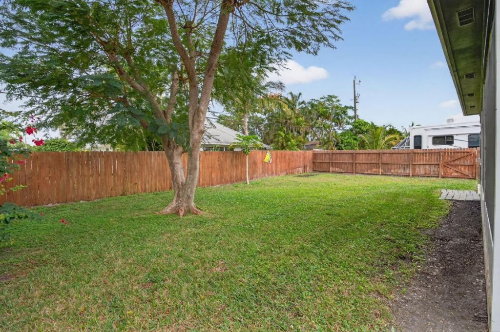 9275 SE Mercury Street, Hobe Sound, FL 33455 Photo