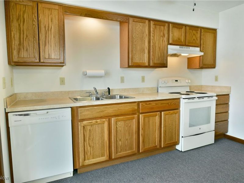 723 Lakeview Drive, Cortland, OH 44410 Photo 12