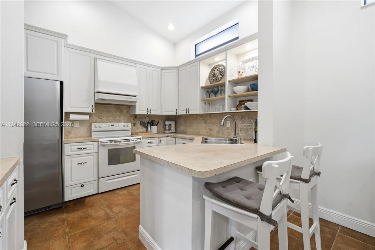 575 Lakeside Cir, Sunrise, FL 33326 Photo