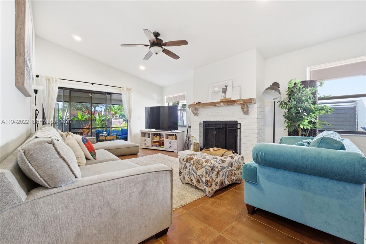 575 Lakeside Cir, Sunrise, FL 33326 Photo