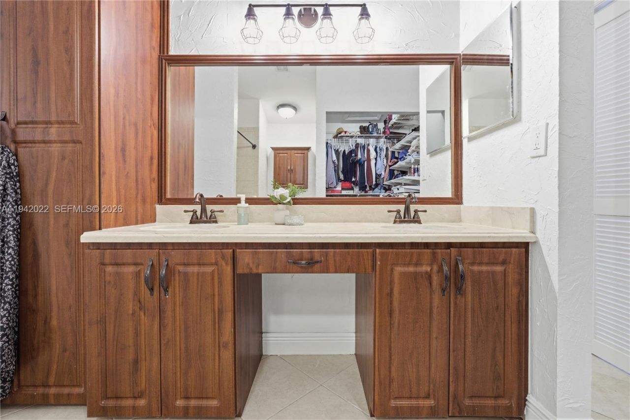 575 Lakeside Cir, Sunrise, FL 33326 Photo