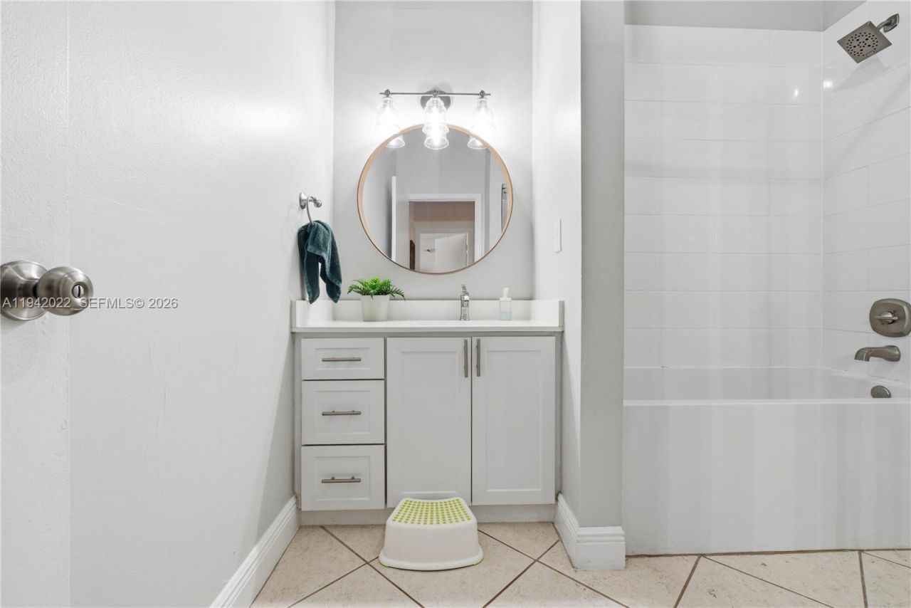 575 Lakeside Cir, Sunrise, FL 33326 Photo