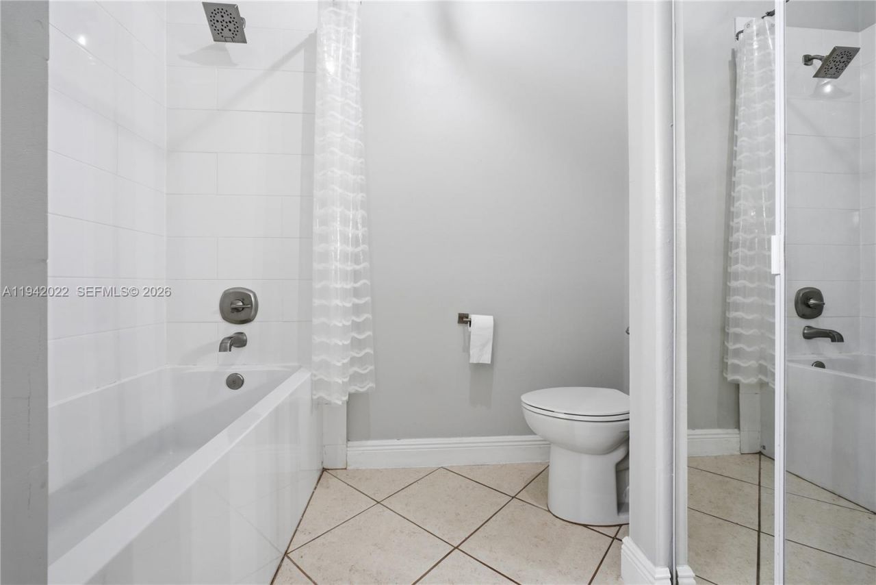 575 Lakeside Cir, Sunrise, FL 33326 Photo