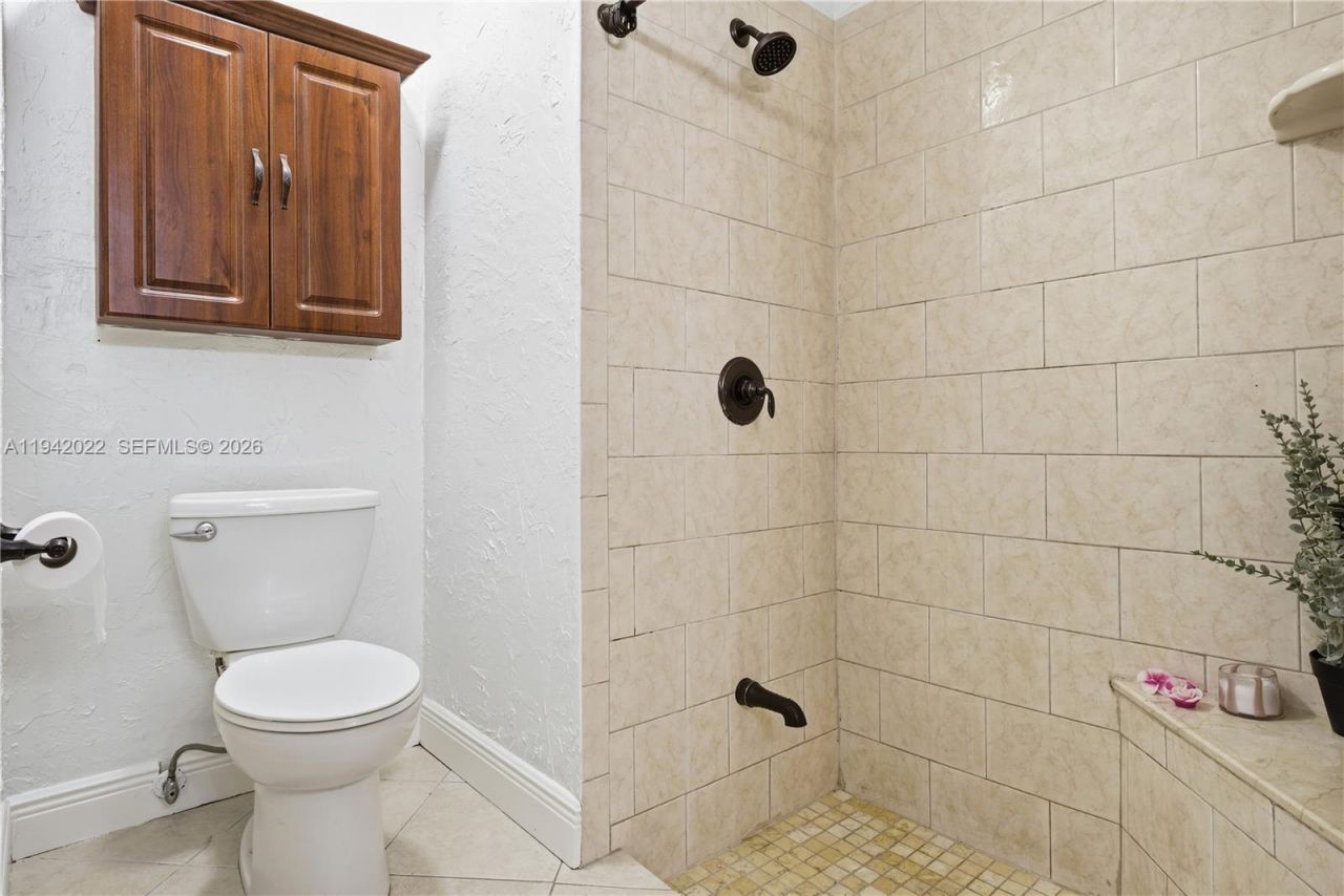 575 Lakeside Cir, Sunrise, FL 33326 Photo