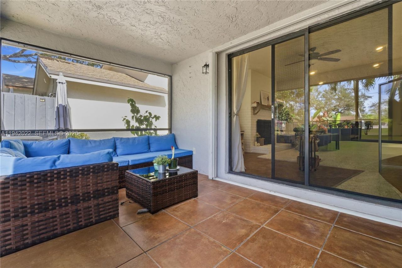 575 Lakeside Cir, Sunrise, FL 33326 Photo